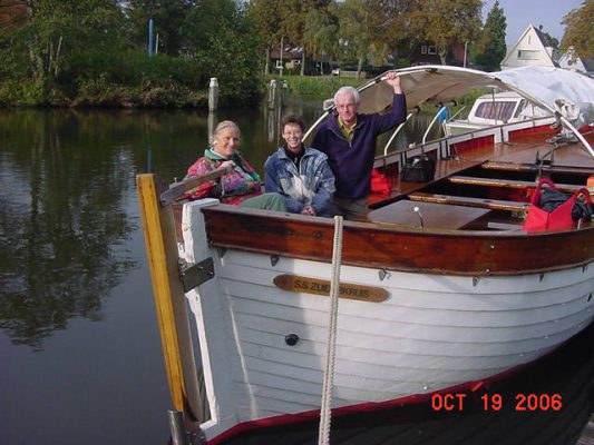 De leerlingen varen op de Oude IJssel met de Charley, de voormalige reddingssloep van de SS Zuiderkruis